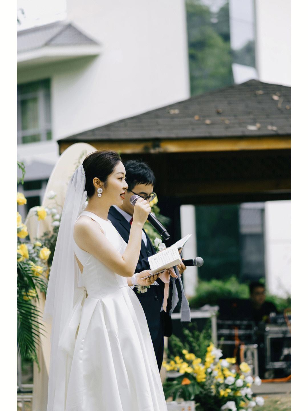 一场婚庆(一场婚庆主持人一般多少钱)