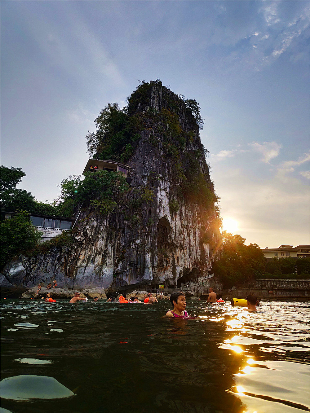 漓江边哪个地方可以游泳(漓江边哪个地方可以游泳的)